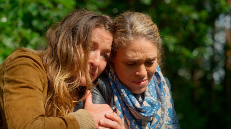 Britta (Jelena Mitschke r.) ist dankbar, dass Carla (Maria Fuchs l.) sie an Hendriks erstem Todestag zur Unfallstelle begleitet. – Bild: NDR