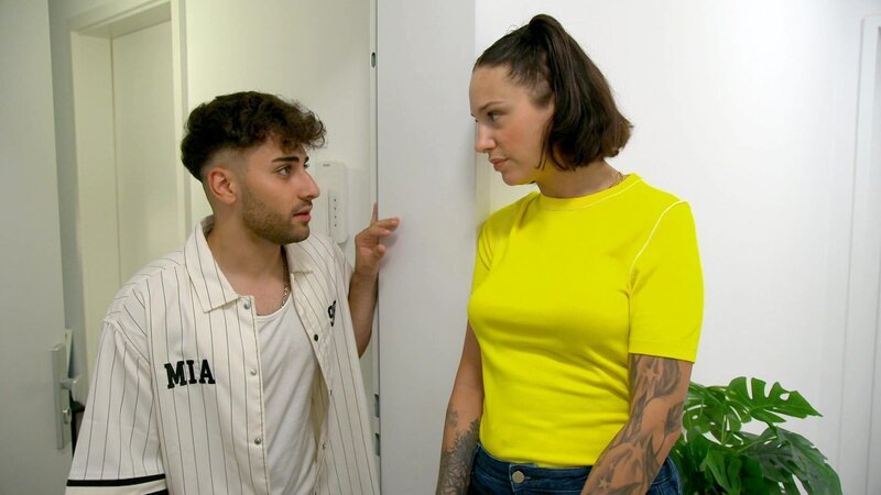 Milla ist überrascht, als Karim nach Frankfurt abhaut. Zunächst glaubt sie, dass sich damit ihre Probleme lösen könnten. Doch als Mike ihr Verantwortung zuschiebt, packt sie das schlechte Gewissen – und sie steigt in den Zug nach Frankfurt. – Bild: RTLZWEI