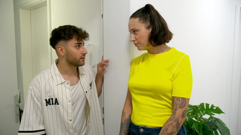 Milla ist überrascht, als Karim nach Frankfurt abhaut. Zunächst glaubt sie, dass sich damit ihre Probleme lösen könnten. Doch als Mike ihr Verantwortung zuschiebt, packt sie das schlechte Gewissen – und sie steigt in den Zug nach Frankfurt. – Bild: RTLZWEI