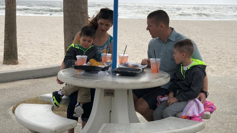 Contributors Kyle Seger (CR) and Jessica Seger (CL) enjoy some snacks on the beach with their sons Kristian Seger (R) and Kolten Seger (L) as seen on HGTV’s Beachfront Bargain Hunt. – Bild: HGTV /​ Scripps