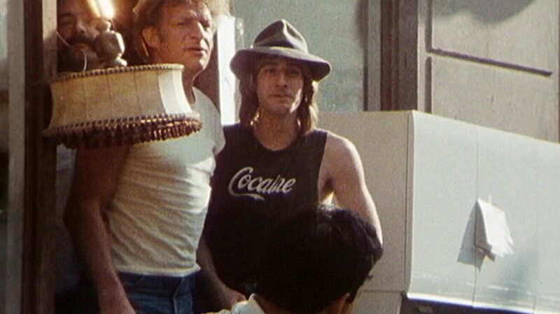 Eine unterhaltsame Reise in das Berlin der 60er, 70er und 80er Jahre. Am Winterfeldtplatz treffen sich Marktfrauen und Punks, an der Potse warten die Prostituierten auf Kundschaft und im „Chez Romy“ tanzen bis spät in die Nacht die Cabaret Boys. Erinnerungen an den alten Bezirk Schöneberg. – Alltag in Schöneberg. – Bild: rbb