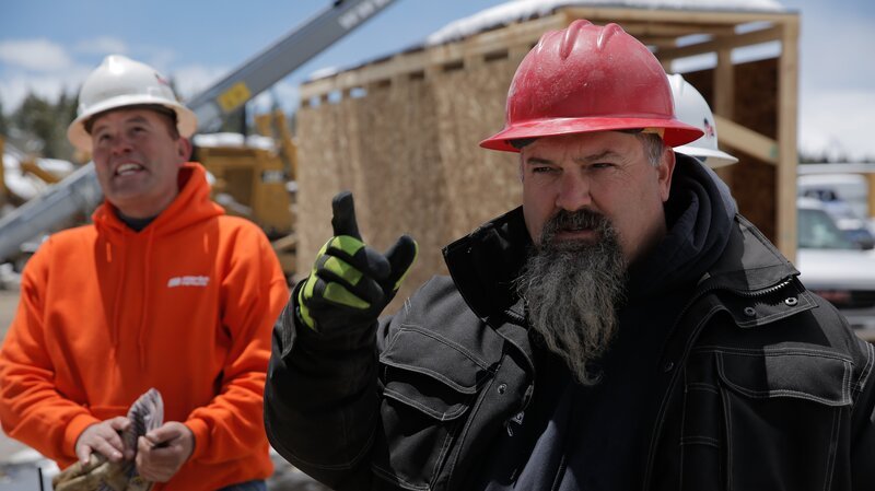 Todd Hoffman zeigt auf die Aufbereitungsanlage, Trey Poulson lächelt. – Bild: Discovery Communications