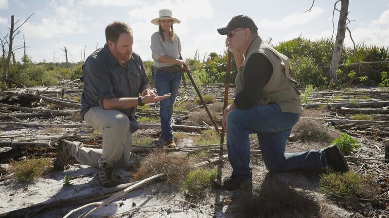 L-R: Josh Gates, Chessy Rica und Steve Carr – Bild: Warner Bros. Discovery
