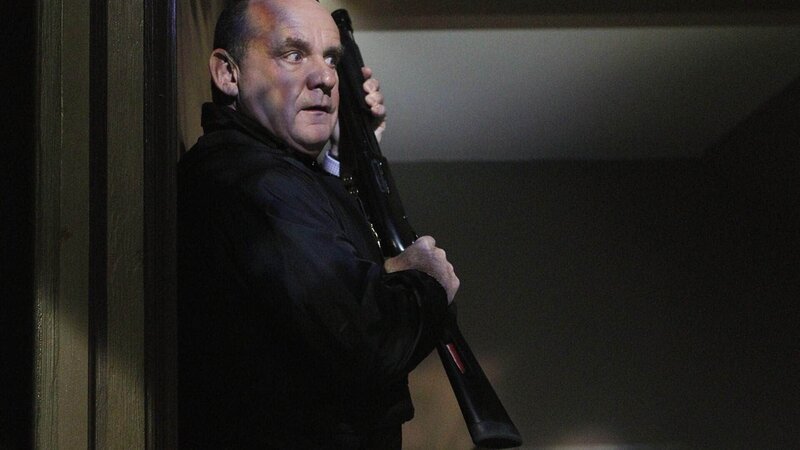 Im Haus von Arvin Thorpe haben sich dramatische Szenen abgespielt und Capt. Brass (Paul Guilfoyle) findet zwei Leichen, unter ihnen Nate Haskell. Hat Ray den Serienkiller wirklich in Notwehr getötet? – Bild: RTL /​ CBS