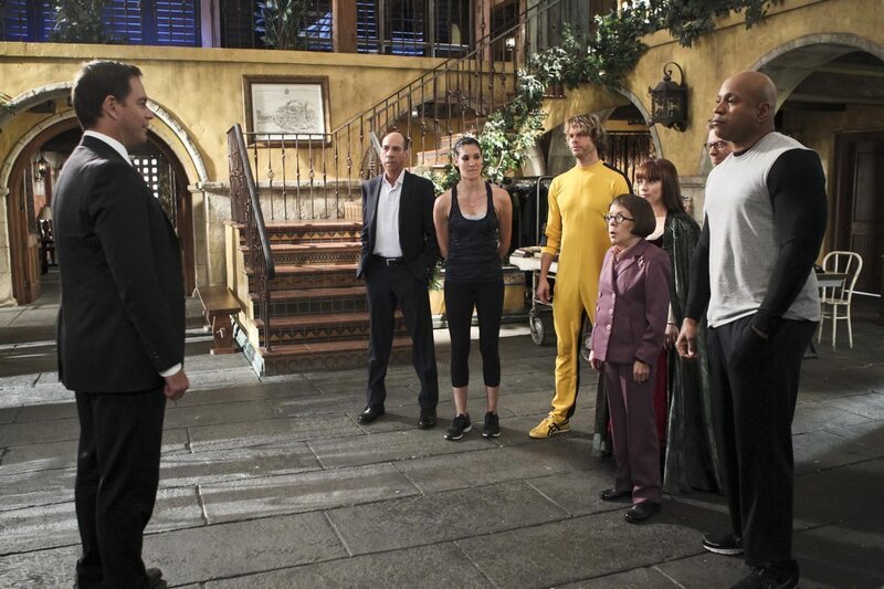 L-R: Special Agent DiNozzo (Michael Weatherly), NCIS Assistant Director Owen Granger (Miguel Ferrer), Special Agent Kensi Blye (Daniela Ruah), LAPD Liaison Marty Deeks (Eric Christian Olsen), Henrietta „Hetty“ Lange (Linda Hunt), Intelligence Analyst Nell Jones (Renée Felice Smith), Tech Operator Eric Beale (Barrett Foa), and Special Agent Sam Hanna (LL COOL J). – Bild: CBS Broadcasting, Inc. /​ Sonja Flemming
