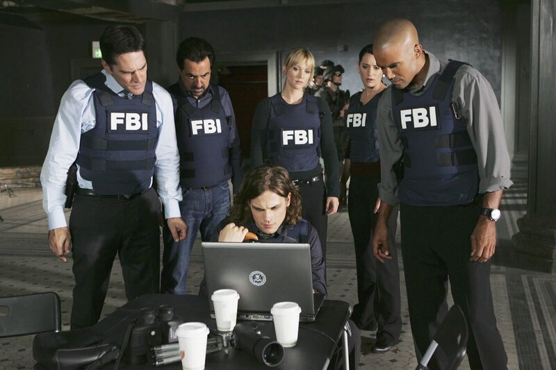 Thomas Gibson, Joe Mantegna, AJ Cook (JJ), Paget Brewster, Shemar Moore (debout), Matthew Gray Gubler (assis) – Bild: PLURIMEDIA (ABC /​ Monty Brinton)