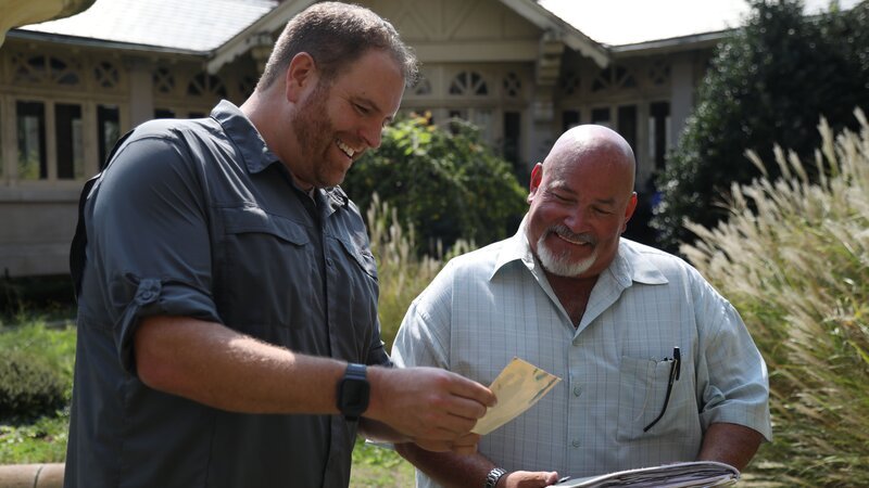 Josh Gates und Robbie Hoffman betrachten das Foto. – Bild: Discovery Communications LLC