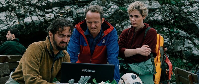L-R: Ralf Sommer (Jan Messutat) schildert Erhardt (Maximilian Brückner) und Birgit (Verena Altenberger) die Lage in der Höhle. – Bild: SFP / Felix Vratny L-R: Ralf Sommer (Jan Messutat) schildert Erhardt (Maximilian Brückner) und Birgit (Verena Altenberger) die Lage in der Höhle. – Bild: SFP / Felix Vratny