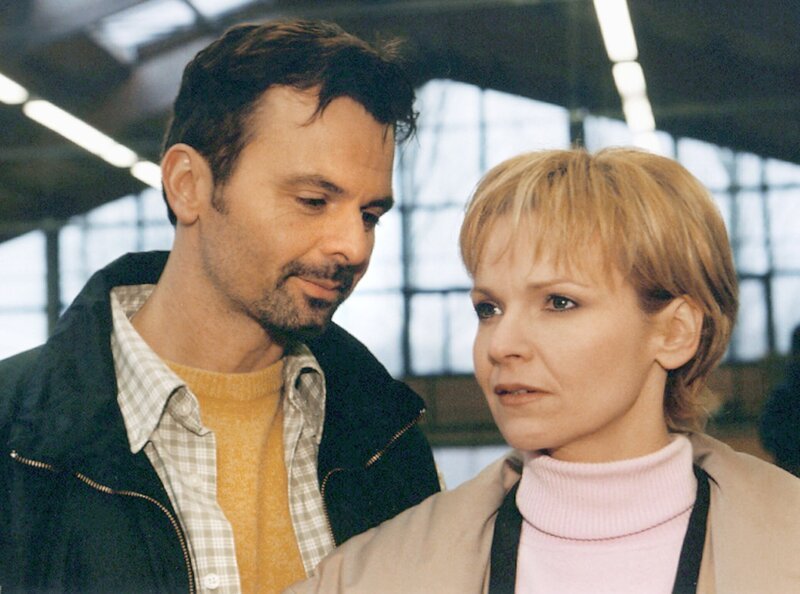 MDR Fernsehen IN ALLER FREUNDSCHAFT FOLGE 183, „Ganz oder gar nicht“. Obwohl Kathrin (Andrea Kathrin Loewig) noch nicht über Florian hinweg ist, stürzt sie sich in ein neues Abenteuer mit Carsten Sandlass (Zsolt Bacs). – Bild: MDR/​Krajewski