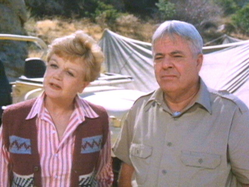 Jessica (Angela Lansbury) und Dr. Seth Hazlitt (William Windom) wollen den plötzlichen Tod eines Mitarbeiters untersuchen. – Bild: Sat.1 Gold