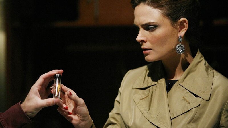 Booth’ Entführer verlangt die Aushändigung der verloren gegangenen Beweismittel im „Totengräber“-Prozess und Brennan (Emily Deschanel) hat nur wenige Stunden Zeit, ihrem Partner das Leben zu retten … – Bild: TVNOW /​ FOX