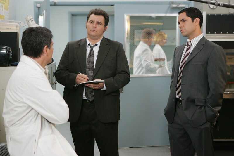 Kann Ned (Christopher Cousins, l.) den Ermittlern Det. Nick Vera (Jeremy Ratchford, M.) und Det. Scott Valens (Danny Pino, r.) in dem aktuellen Fall weiterhelfen? – Bild: Sat.1 Gold