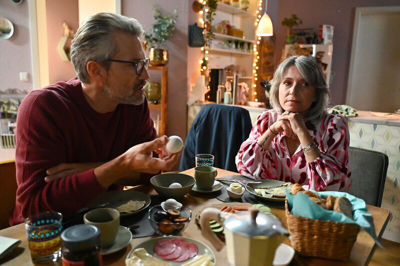 Daniela (Berrit Arnold) bedauert, dass Hanna ihre Bedürfnisse für andere hintenanstellt. Links Henning (Stefan Bockelmann). – Bild: RTL /​ Julia Feldhagen