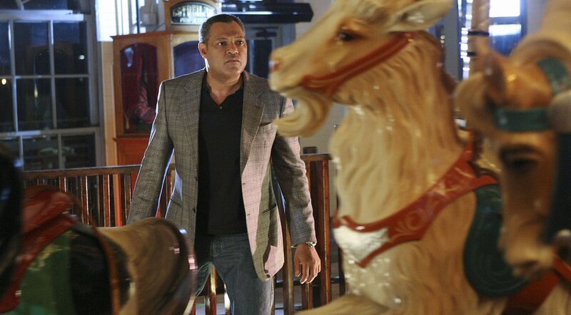 Ray Langston (Laurence Fishburne) spürt, dass sein Widersacher Haskell ganz in der Nähe ist … – Bild: TVNOW /​ CBS