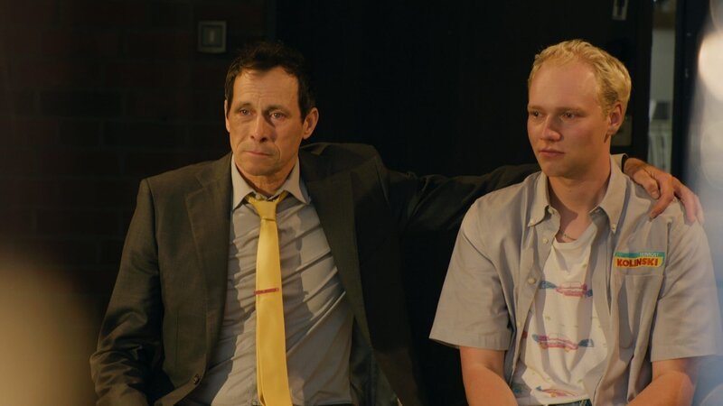 Thorsten (Marc Hosemann, l.), Titus (Bruno Alexander, r.). – Bild: Amazon