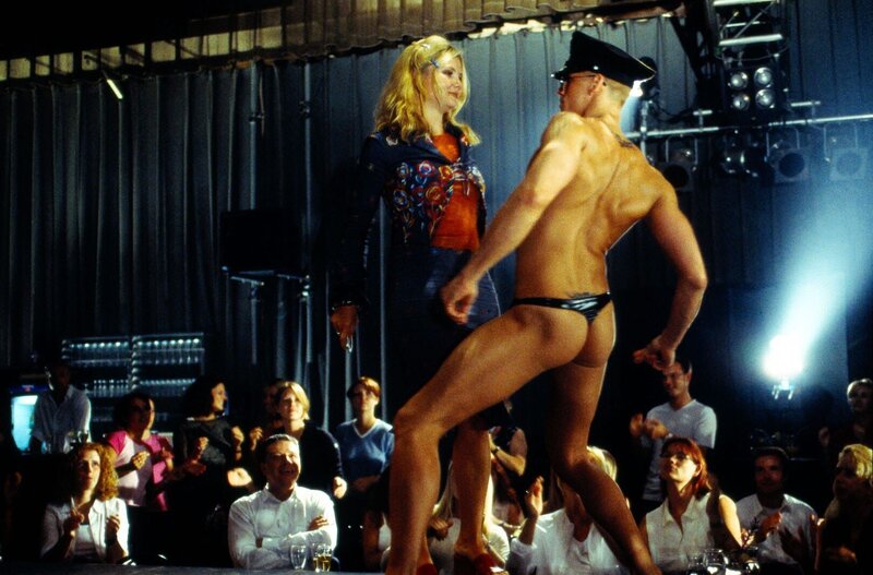 Die Kommissare Behrends (Hannes Hellmann, l.) und Jupp (Uwe Fellensiek, r.) beobachten mit einem Teleobjektiv die vermeintliche Drogenübergabe. – Bild: Sat.1 emotions