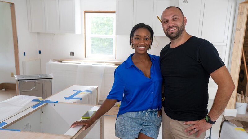 Mike and Denese smile together during the renovation of the Lydon house, as seen on HGTV’s Fix My Frankenhouse. – Bild: Discovery, Inc.