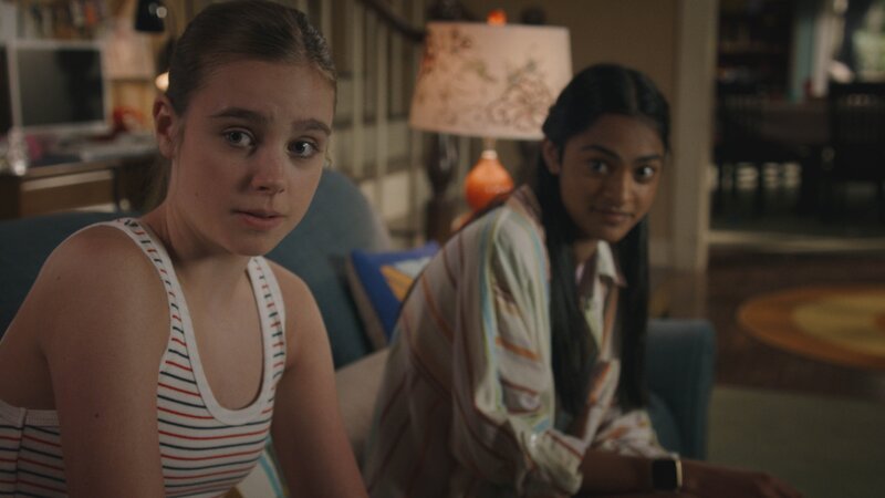 v.li.: Lynn Loud (Annaka Fourneret), Zia (Sanjana Rajagopalan) – Bild: Paramount