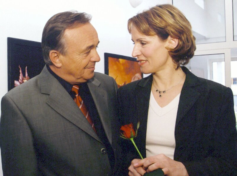 Gernot Simoni (Dieter Bellmann) eine von seinen ehemaligen Studenten wieder. Für Ines Becker (Kirsten Block) hätte er damals auch seine Karriere aufs Spiel gesetzt und würde es heute wieder tun … – Bild: MDR/​Krajewski