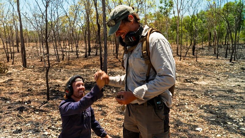 Andreas Macherey congratulates his son Tobi on finding a large nugget in Australia, Northern Territory – Bild: Warner Bros. Discovery, Inc. or its subsidiaries and affiliates Andreas Macherey congratulates his son Tobi on finding a large nugget in Australia, Northern Territory – Bild: Warner Bros. Discovery, Inc. or its subsidiaries and affiliates