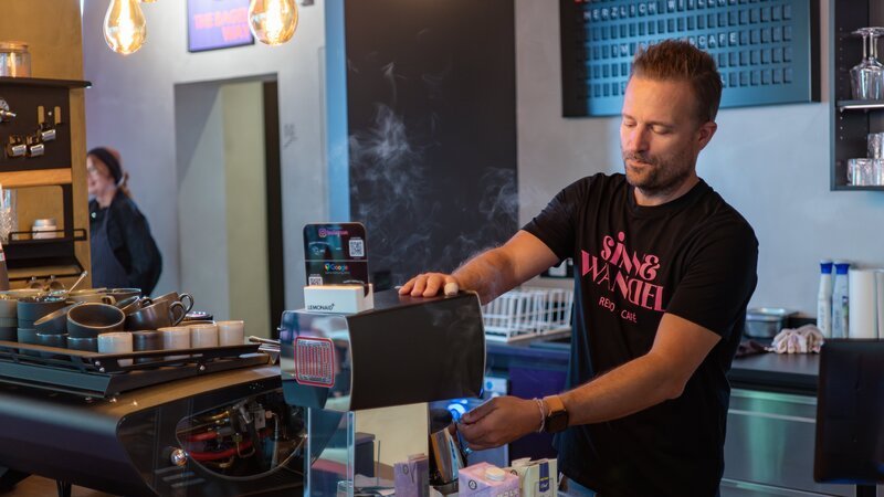 Sascha Nuhn ist Cafébesitzer, Visionär und Brückenbauer zwischen zwei Welten – der der Hörenden und der Gehörlosen. – Bild: ZDF und Tonio Lausberg