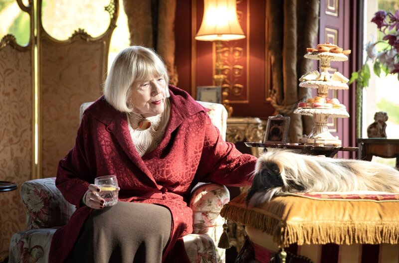 Mrs Pumphrey (Diana Rigg) und ihr Hund Tricki-Woo sind Patienten der Farnons. – Bild: WDR/​Playground Television UK Ltd & all3media international