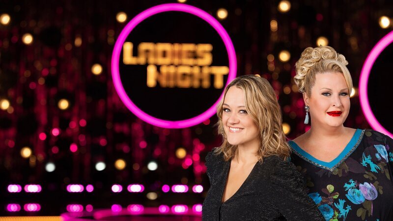 Die Gastgeberinnen Lisa Feller (l.) und Daphne de Luxe (r.). – Bild: ZDF und WDR/​Annika Fußwinkel