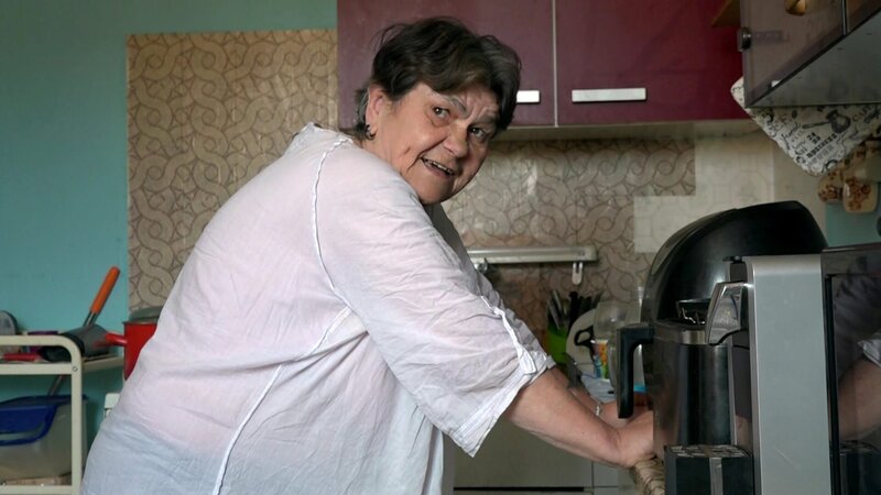 Rentnerin Regina verleiht ihrer Küche einen neuen Glanz. – Bild: RTL Zwei