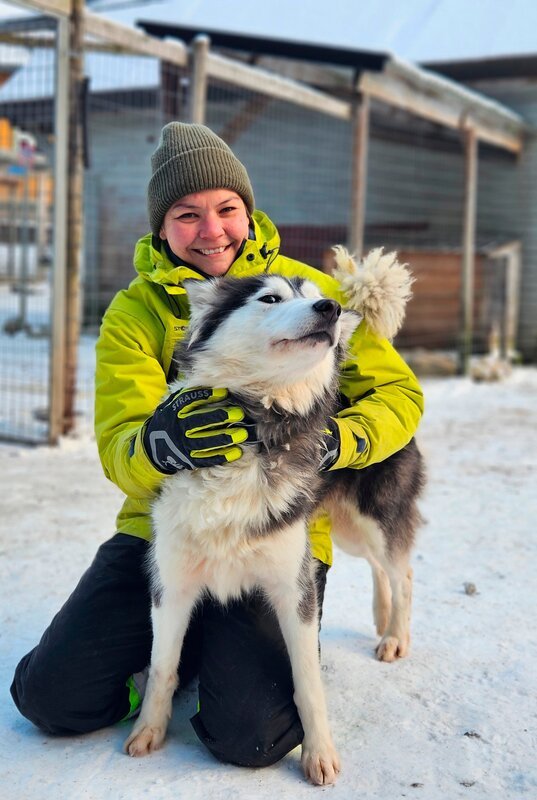 Hundetrainerin Aylin hat Spaß an ihrem Job. – Bild: BR/​Bewegte Zeiten Filmproduktion GmbH/​Megan Ehrmann