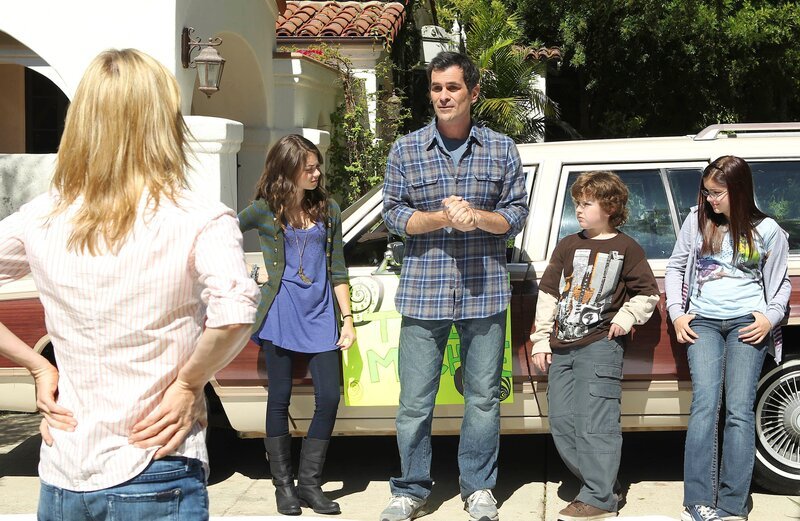 Claire ist von dem Familienauto so genervt, dass sie Phil zwingt, die „Schrottkiste“ zu verkaufen. Gemeinsam mit ihren Kindern räumen sie den Wagen aus, denn ein Interessent ist schnell gefunden. – Bild: ViacomCBS/​Karen Neal