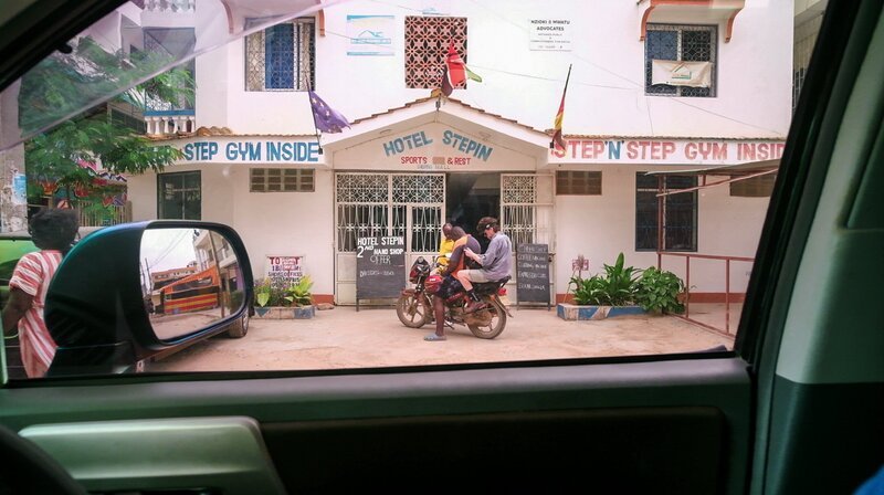 Manche Firmen versprechen, man könne die MPU mit Führerscheinen aus dem Ausland umgehen. Thorsten Link recherchiert vor Ort in einer Fahrschule in Kenja.; SWR SWR STORY: MPU – MIESE GESCHÄFTE MIT DEM FÜHRERSCHEIN, am Dienstag (08.10.24) um 21:00 Uhr im SWR. Manche Firmen versprechen, man könne die MPU mit Führerscheinen aus dem Ausland umgehen. Thorsten Link recherchiert vor Ort in einer Fahrschule in Kenja. © SWR, honorarfrei – Verwendung gemäß der AGB im engen inhaltlichen, redaktionellen Zusammenhang mit genannter SWR-Sendung bei Nennung „Bild: SWR“ (S2+). SWR Presse/Bildkommunikation, Baden-Baden, Tel: 07221/929–23876, foto@swr.de – Bild: tagesschau24 Manche Firmen versprechen, man könne die MPU mit Führerscheinen aus dem Ausland umgehen. Thorsten Link recherchiert vor Ort in einer Fahrschule in Kenja.; SWR SWR STORY: MPU – MIESE GESCHÄFTE MIT DEM FÜHRERSCHEIN, am Dienstag (08.10.24) um 21:00 Uhr im SWR. Manche Firmen versprechen, man könne die MPU mit Führerscheinen aus dem Ausland umgehen. Thorsten Link recherchiert vor Ort in einer Fahrschule in Kenja. © SWR, honorarfrei – Verwendung gemäß der AGB im engen inhaltlichen, redaktionellen Zusammenhang mit genannter SWR-Sendung bei Nennung „Bild: SWR“ (S2+). SWR Presse/Bildkommunikation, Baden-Baden, Tel: 07221/929–23876, foto@swr.de – Bild: tagesschau24