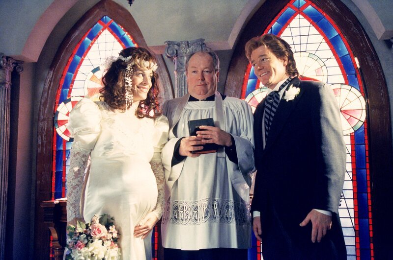 Von links: Lois (Jane Kaczmarek), Priest (David Doty) und Hal (Bryan Cranston) – Bild: ViacomCBS Von links: Lois (Jane Kaczmarek), Priest (David Doty) und Hal (Bryan Cranston) – Bild: ViacomCBS