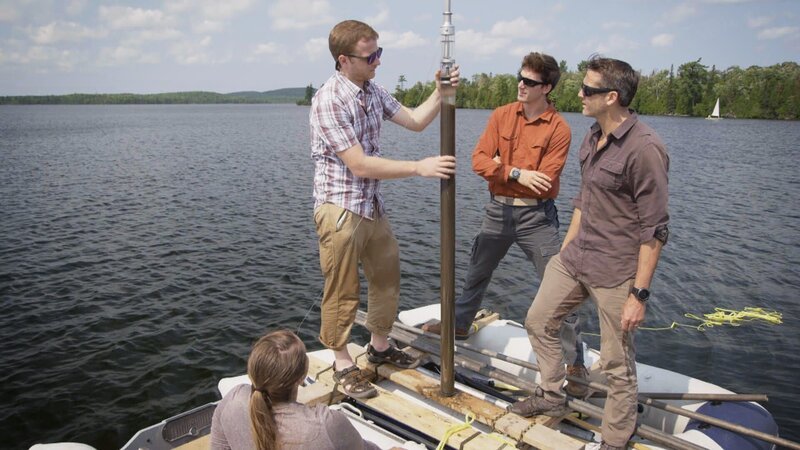 Rob Nelson and Stefan Burns display their completed core sampling which they have collected from the bottom of Michigan’s Lake Medora. – Bild: Warner Bros. Discovery