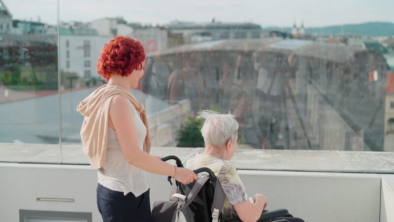 Iris Krall-Radulian beim Spaziergang mit einer Caritas Socialis-Bewohnerin. – Bild: ORF/​Metafilm GmbH