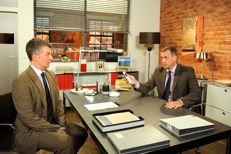 ARD ROTE ROSEN FOLGE 1538, am Freitag (19.07.13) um 14:10 Uhr im ERSTEN. Torben (Joachim Kretzer, r.) versucht mit einem Bluff, Seefeld (Thomas Klees, l.) zu einem Geständnis zu bewegen. – Bild: ARD/​Nicole Manthey