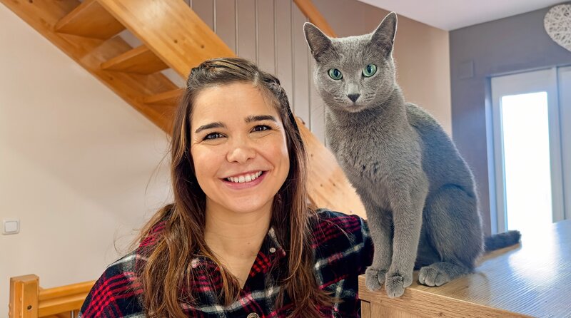 Anna wird direkt von Katze Maja begrüßt. Ihre leuchtend grünen Augen sind typisch für die Katzenrasse Russisch Blau. Weiteres Bildmaterial finden Sie unter www.br-foto.de. – Bild: BR/​Text und Bild Medienproduktion GmbH & Co. KG/​Katharina Brackmann