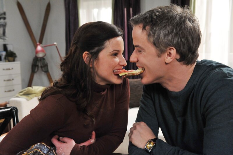 Kira (Mareike Lindenmeyer, l.); Martin (David Paryla, r.) – Bild: Ann Paur