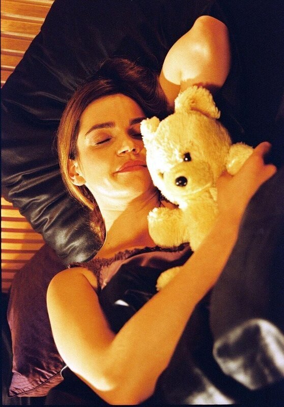 Sandra (Rebecca Immanuel) träumt, dass der neue Freund ihrer Freundin zu ihr ins Bett kommt … – Bild: Dieses Bild darf ausschließlich nach Maßgabe der Allgemeinen Geschäftsbedingungen für die Presselounges der Sender der ProSiebenSat.1 Media SE (AGB) genutzt werden. Die in den AGB festgesetzten Rechteeinschränkungen sind unbedingt  …