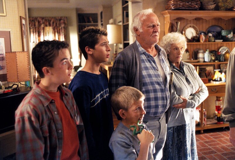 (v.l.n.r.) Malcolm (Frankie Muniz), Reese (Justin Berfield), Dewey (Erik Per Sullivan), Victor (Robert Loggia) und Ida (Cloris Leachman) erhalten eine Standpauke. – Bild: ViacomCBS