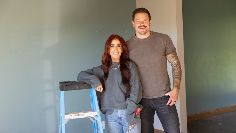 Chelsea and Cole DeBoer start demo in Steppan home starting with removing cabinets and knocking out a wall, as seen on Down Home Fab, Season 3. – Bild: Warner Bros. Discovery, Inc. or its subsidiaries and affiliates. /​ Calli Rentschler