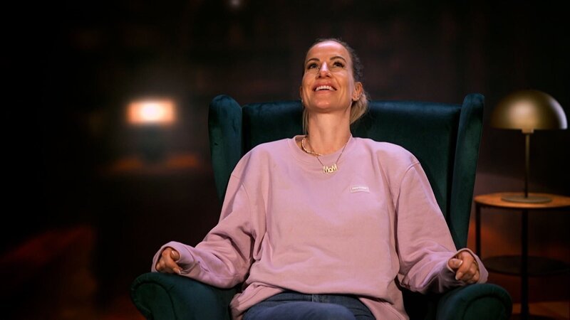 Charlotte Würdig freut sich, dass sich die Loyalen selbst zerlegen. (Szene aus der Sendung) – Bild: RTL /​ Folge 03_005