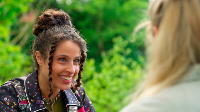 Ellie (Kim Josephine Biebow l.) lernt Toni (Sarah Buchholzer) und Elyas (Mehmet Daloğlu) kennen und erkennt sofort ihren Liebeskummer. – Bild: NDR
