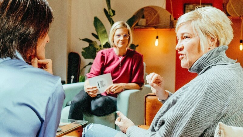Edith Pauls, Elena Schulte, Evi Rodemann (v.l.) – Bild: Bibel TV