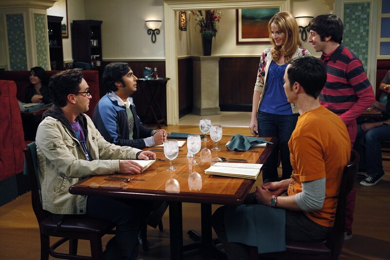 L-R: Leonard Hofstadter (Johnny Galecki), Rajesh Koothrappali (Kunal Nayyar), Emily (Katie LeClerc), Howard Wolowitz (Simon Helberg), Sheldon Cooper (Jim Parsons). – Bild: HBOH