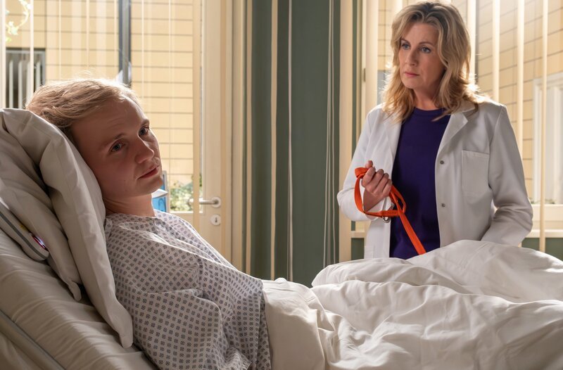 Sarah Marquardt (Alexa Maria Surholt) hat sich um Laurenz Beningers (Hannes Linder) Hund gekümmert. Balu ist ein Epilepsiewarnhund und seine Aufgabe ist es, Laurenz zu warnen, bevor er einen epileptischen Anfall bekommt. Doch da er das nicht getan hat, hat Laurenz nun keinen Nutzen mehr von ihm. Er will den Hund abgeben, da er sich so nicht um sie beide kümmern kann. – Bild: MDR/​Saxonia Media/​Sebastian Kiss