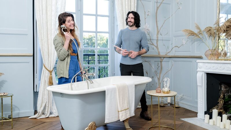 Ian Figueira and Daphne Reckert reveal the renovated bathroom in Chateau de Lesigny, in Lesigny, France, as seen on Castle Impossible, Season 1. – Bild: Warner Bros. Discovery, Inc. /​ Jean-Lionel Dias