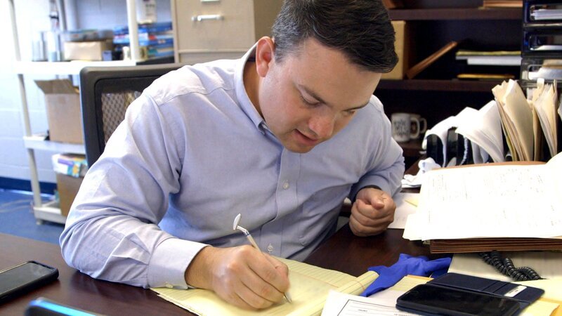 Ein Detektiv arbeitet daran, den Fall zu lösen. – Bild: Crime + Investigation /​ A+E Global Media