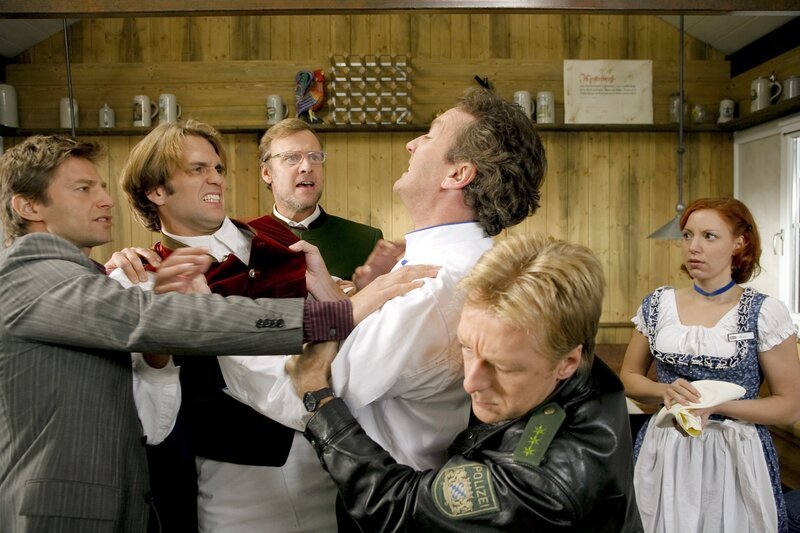 Sven Hansen (Igor Jeftic, l.) und Michi Mohr (Max Müller, r.) haben alle Hände voll zu tun, denn zwischen Tobias Hölzl (Pierre Kiwitt, 2.v.l.), Leo Gerlach (Christoph Grunert, m.) und Koch Georg Falkenstein (Hans Kitzbichler) bricht plötzlich heftiger Streit aus, den Kellnerin Rosi Wimmer (Daniela Merz) mit Schrecken beobachtet. – Bild: ORF 2