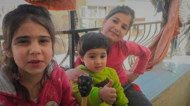 Rund 3.700 Kinder verschwanden während des Bürgerkriegs in Syrien zwischen 2011 und 2024, wurden systemkritischen Familien entzogen oder zusammen mit Angehörigen entführt. Die Story folgt der Suche der syrischen Mutter Reem al-Kari nach ihrem Sohn Karim, einem dieser Kinder, von dem bis heute nicht klar ist, wo er sich befindet und ob er noch lebt. Bei ihrer Recherche findet Reem heraus, dass Hunderte von Kindern vom Assad-Regime in Waisenhäusern untergebracht wurden, um Druck auf die Eltern und Verwandten auszuüben; manche sind bis heute nicht gefunden und ihren Familien zurückgegeben worden. Besonders schockierend: Auch Häuser von SOS Kinderdorf International in Syrien, einer Organisation, die von Spenden aus der ganzen Welt getragen wird, dienten als Gefängnisse für Kinder. Und eine umfassende Aufklärung ihrer Rolle steht noch aus. – Layla, Layan und Mohamed Ghbeis wurden nach drei Jahren im Rahmen eines Gefangenenaustauschs freigelassen. – Bild: WDR/​BBC Eye/​Jess Kelly