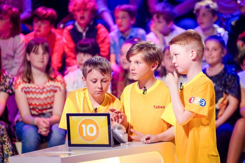 Das gelbe Rateteam aus Hörbranz in Österreich ist hochkonzentriert. – Bild: ORF/​ZDF/​Nadine Rupp